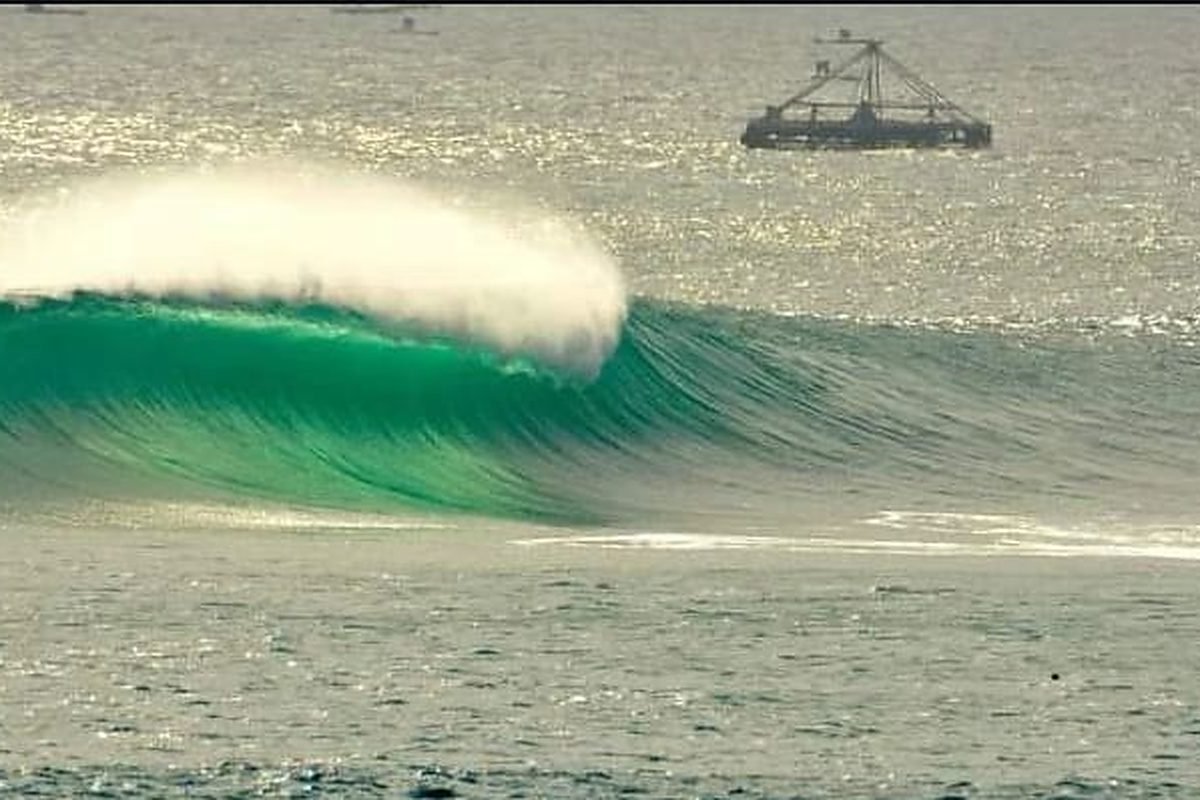 An empty green wall unloading down the reef