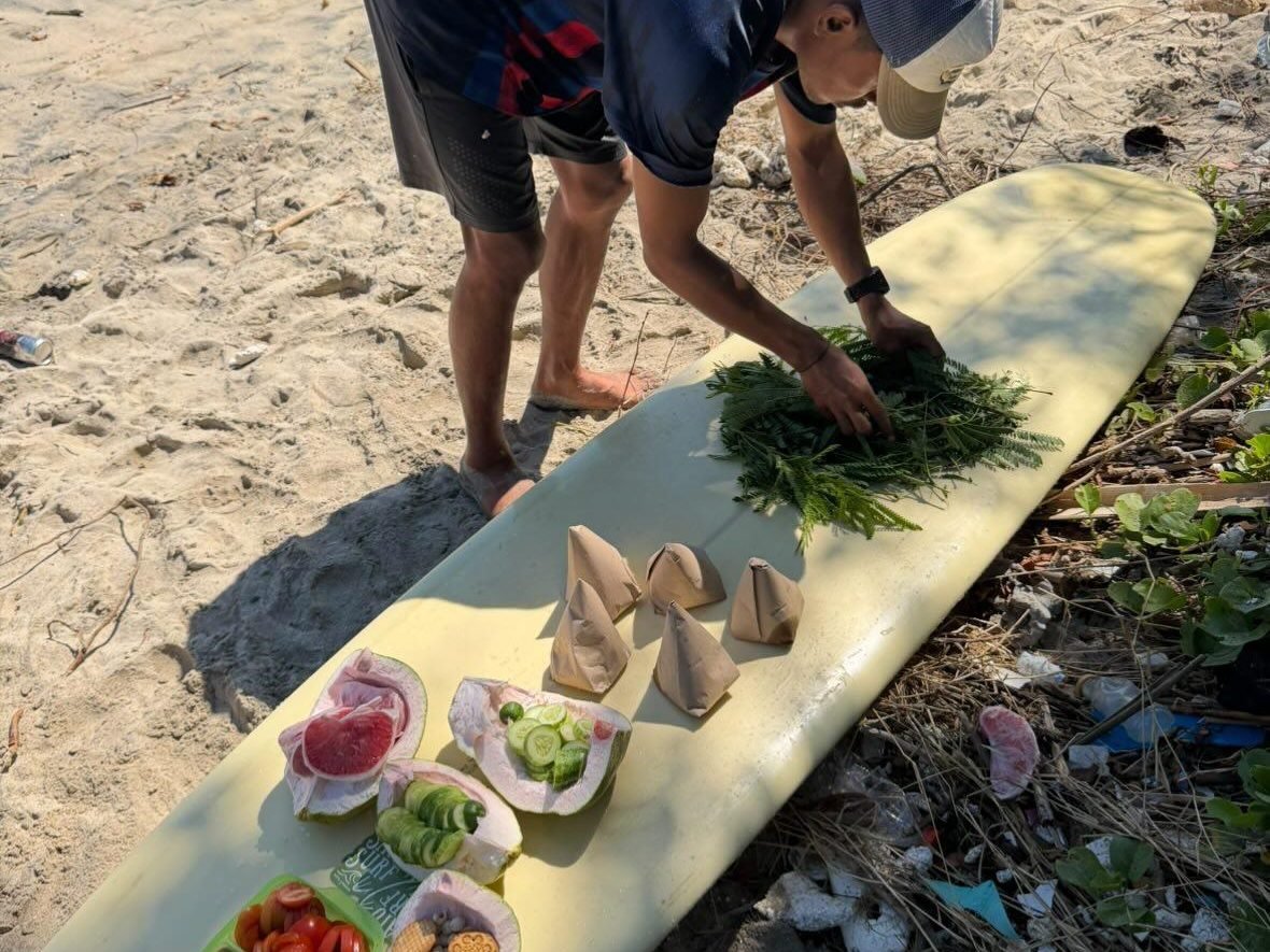 Lunch laid out on a surfboard on the sand between the two sessions